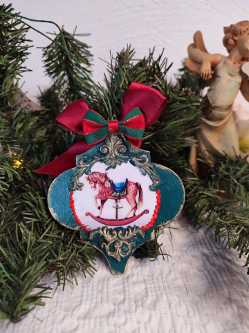 Crăciun Vintage – Globuri și Decorațiuni Handmade cu Suflet și Patina Timpului - ornament-handmade-craciun-calut-balansoar-vintage