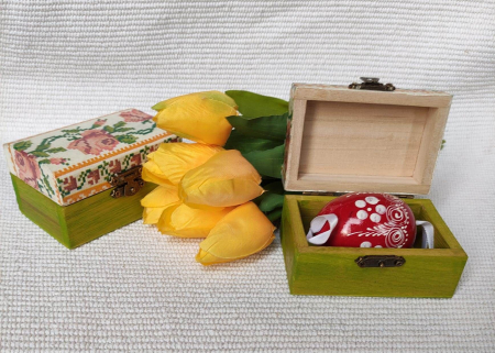 Ou pictat, in cutie cu motive traditionale [2]