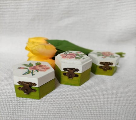 Ou pictat, in cutie cu motive traditionale [1]