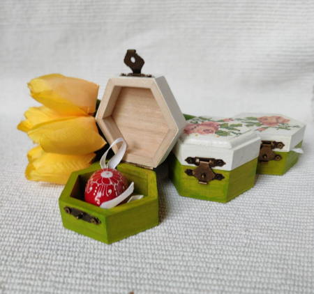 Cutii,casete,cufere handmade - Ou pictat, in cutie cu motive traditionale