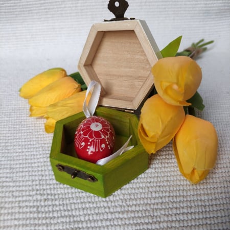 Ou pictat, in cutie cu motive traditionale [2]