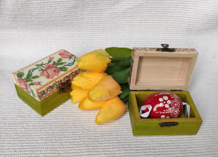 Cutii,casete,cufere handmade - Ou pictat, in cutie cu motive traditionale