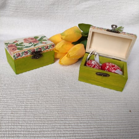 Oua pictate, in cutie cu motive traditionale [2]