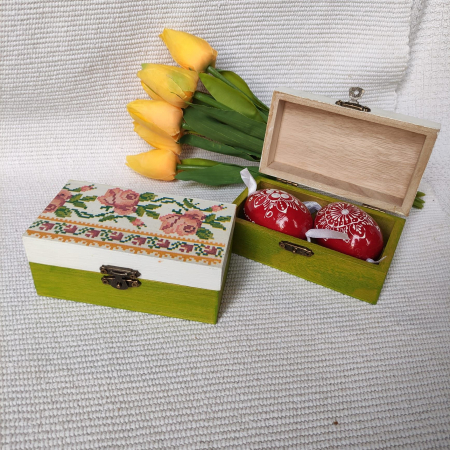 Oua pictate, in cutie cu motive traditionale [3]