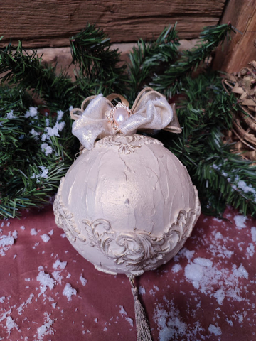 Ornament Regal pentru Brad – Alb Perlat cu Detalii în Relief [2]