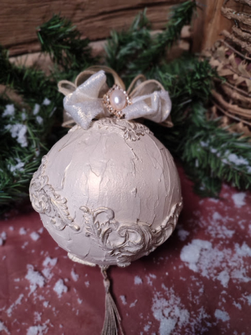 Ornament Regal pentru Brad – Alb Perlat cu Detalii în Relief [6]