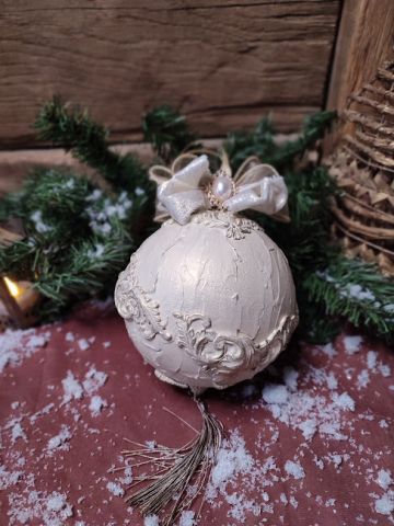 Ornament Regal pentru Brad – Alb Perlat cu Detalii în Relief [7]