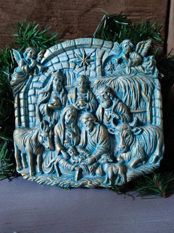 Plăcuță decorativă ceramică pictată – Scenă Nașterea Domnului, relief artistic alb-albastru [1]