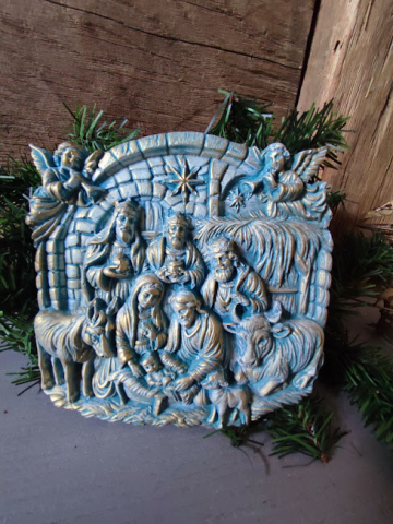 Crăciun Vintage – Globuri și Decorațiuni Handmade cu Suflet și Patina Timpului - Plăcuță decorativă ceramică pictată – Scenă Nașterea Domnului, relief artistic alb-albastru