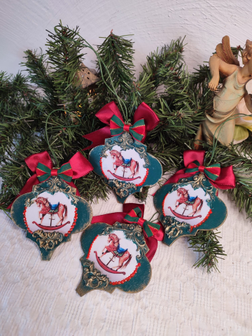 Crăciun Vintage – Globuri și Decorațiuni Handmade cu Suflet și Patina Timpului - ornament-handmade-craciun-calut-balansoar-vintage