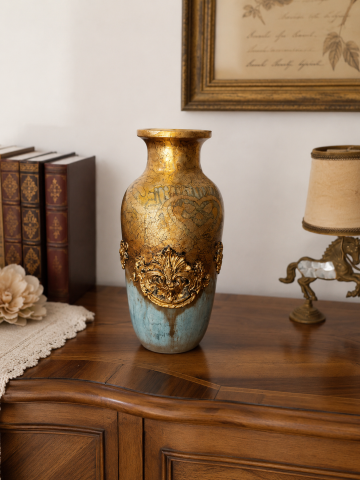 Decorațiuni Casă Unicat – Artă Handmade pentru Spații cu Personalitate - Vază ceramică handmade decorată manual cu patină aurie vintage