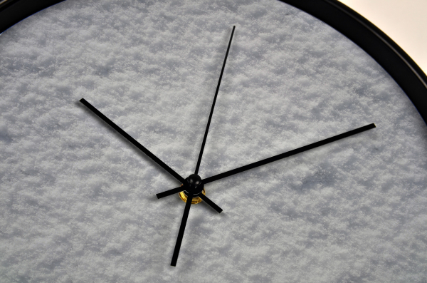 Ceas de perete, pentru living, birou sau showroom, Zapada alba, proaspat asternuta [2]