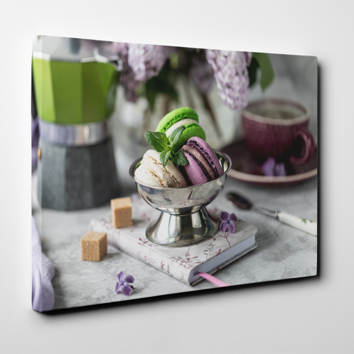 Tablou canvas bucatarie, Macarons in cupa de inghetata [2]