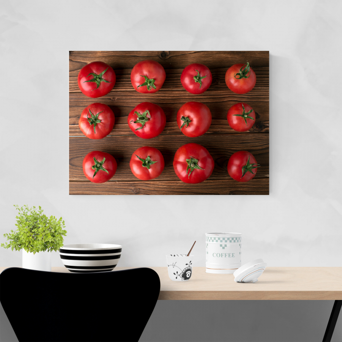 Tablou canvas bucatarie, Rosii pe blat de lemn [4]