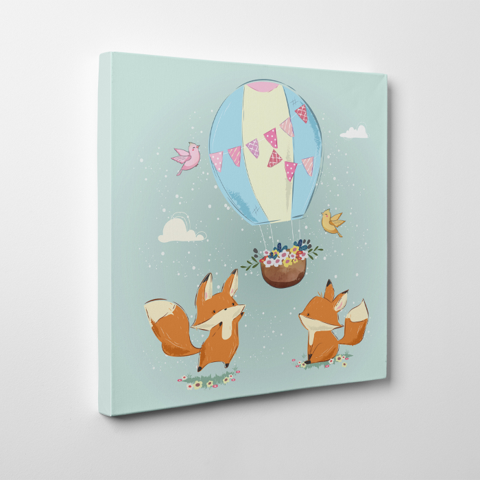 Tablou canvas cu desene pentru camera copiilor, Vulpitele se joaca cu un balon cu aer cald [2]