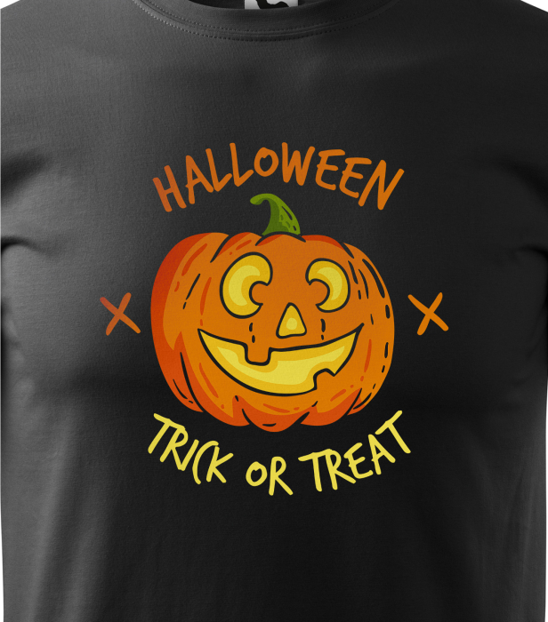Model imbracat in tricou Halloween Trick or Treat Pumpkin pe fundal neutru [3]