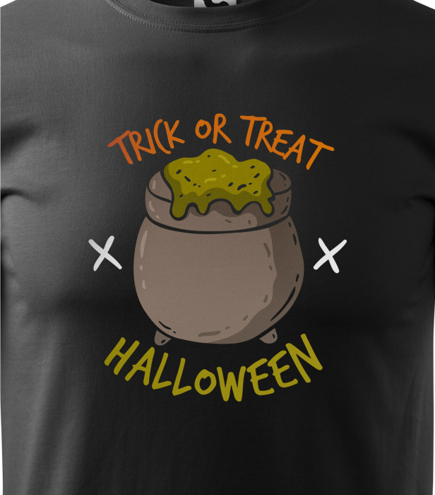 Model imbracat in tricou Halloween Trick or Treat Potion pe fundal negru [3]