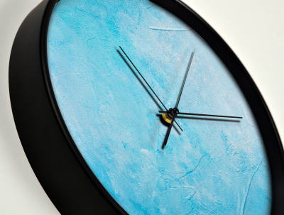 Ceas de perete, pentru living, birou sau showroom, Albastru sters, pe perete [2]