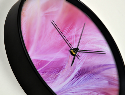 Ceas de perete, pentru living, birou sau showroom, Pene pufoase si colorate, cu efect bokeh [2]