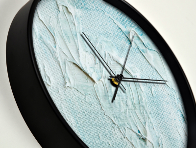 Ceas de perete, pentru living, birou sau showroom, Perete cu urme de glet [1]