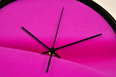 Ceas de perete, pentru living, birou sau showroom, Valuri magenta [2]