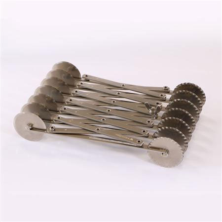 Brutarie, Patiserie - Ustensile - Cutit inox Extensibil cu Lame Circulare, 7 Netede si 7 Festonate