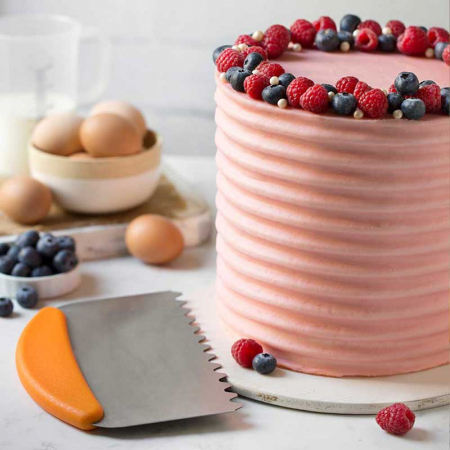 Brutarie, Patiserie - Ustensile - Racleta Nivelare Tort cu Maner din Plastic si Lama Inox Ribbon, 22.5x11 cm