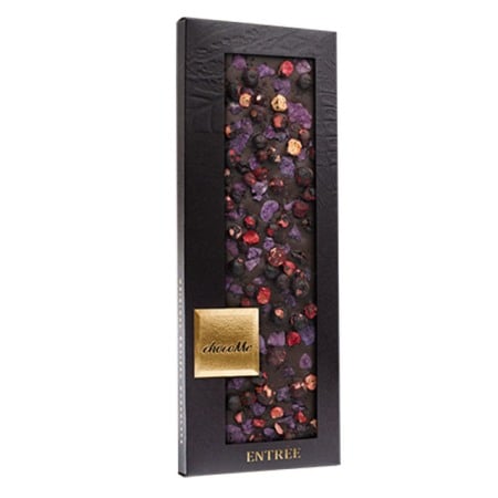 Ciocolate - Ciocolata artizanala chocoMe pentru vin Shyrah din ciocolata neagra 66%, coacaze negre, petale de violete, sare de mare cu vin rosu