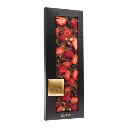 Ciocolate artizanale chocoMe - Tableta de ciocolata artizanala cu lapte chocoMe cu zmeura, capsuni si coacaze negre liofilizate 110g