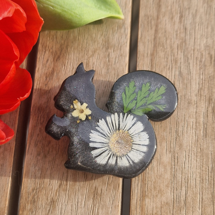 Broșă cu floarea de bănuți - veveriță [2]