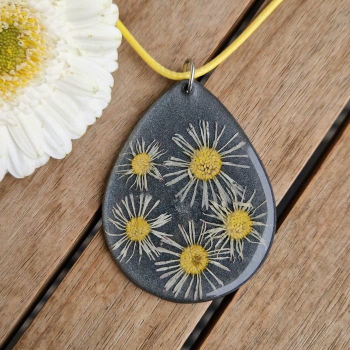 Colier cu floarea de bănuți [2]