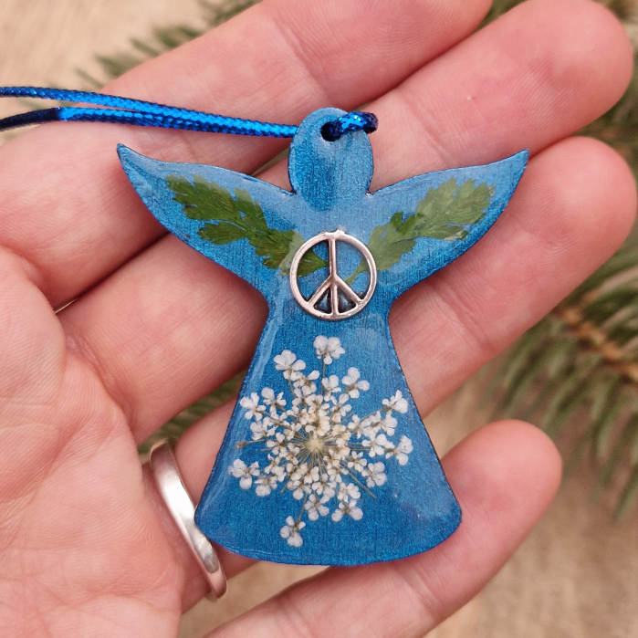 Karácsonyi angyaldísz – Igazi virágokkal, fából [2]