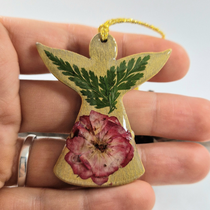 Karácsonyi angyaldísz – Igazi virágokkal, fából [2]