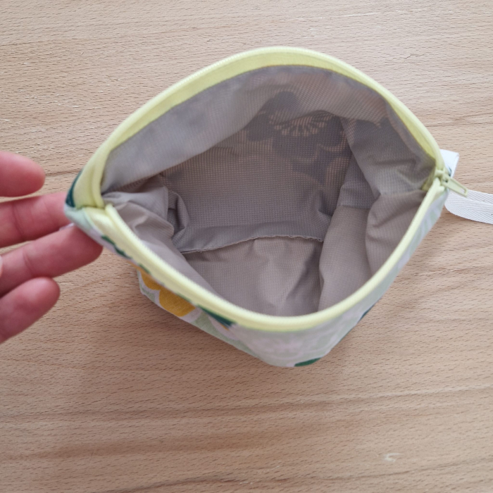 Nasi-tasi cipzárral - virágos [3]