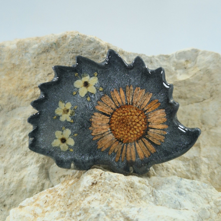 Broșă - Broșă cu floarea de bănuți - arici