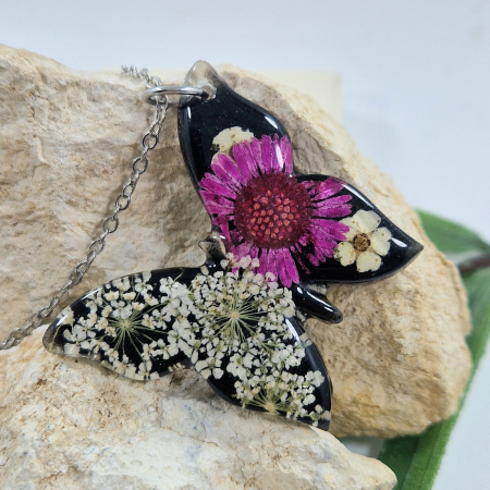 Colier / Pandantiv - Colier cu floarea de bănuți și flori de morcov