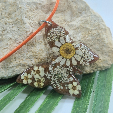 Colier / Pandantiv - Colier cu flori de soc, mușețel și flori de morcov