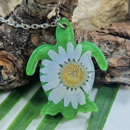 Colier / Pandantiv - Colier cu flori sălbatice - broască țestoasă