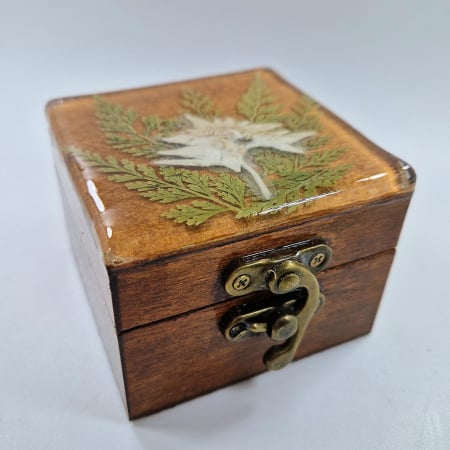 PRODUSE NOI - Cutie bijuterii cu floarea de colț