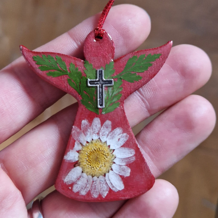 Karácsonyi angyaldísz – Igazi virágokkal, fából [1]