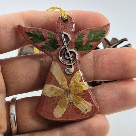 Karácsonyi angyaldísz – Igazi virágokkal, fából [1]