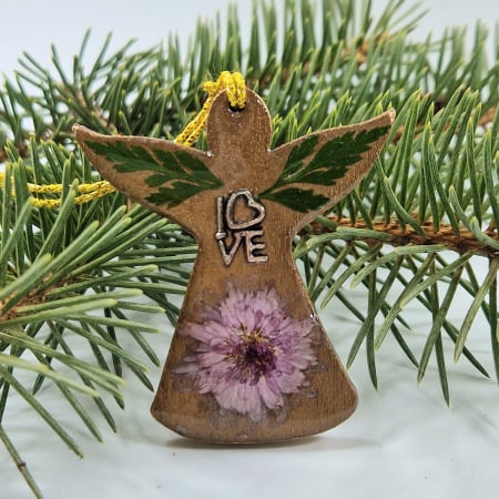 Karácsonyi dekoráció - Karácsonyi angyaldísz – Igazi virágokkal, fából