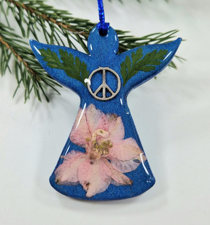 Karácsonyi dekoráció - Karácsonyi angyaldísz – Igazi virágokkal, fából