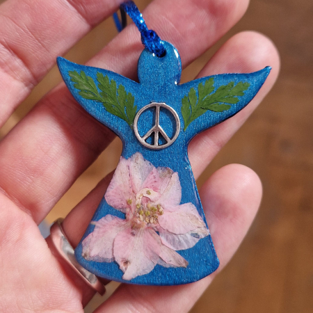 Karácsonyi angyaldísz – Igazi virágokkal, fából [1]