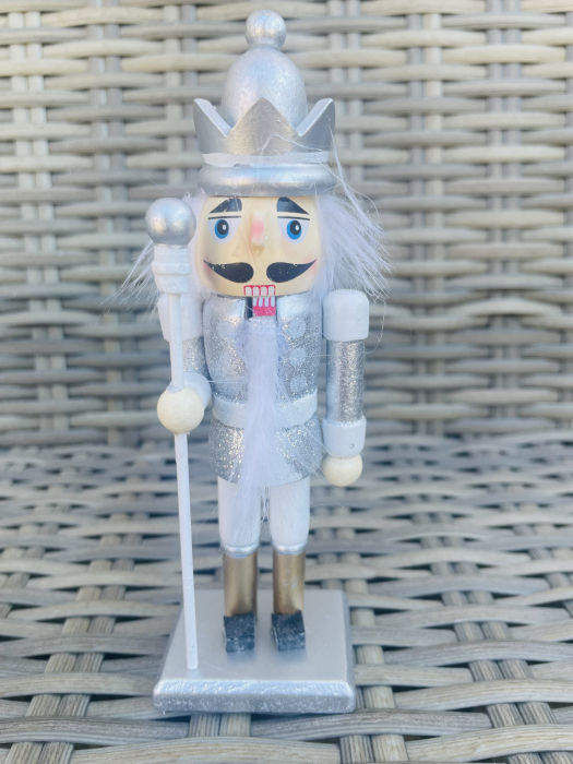 Spargator de nuci argintiu [1]