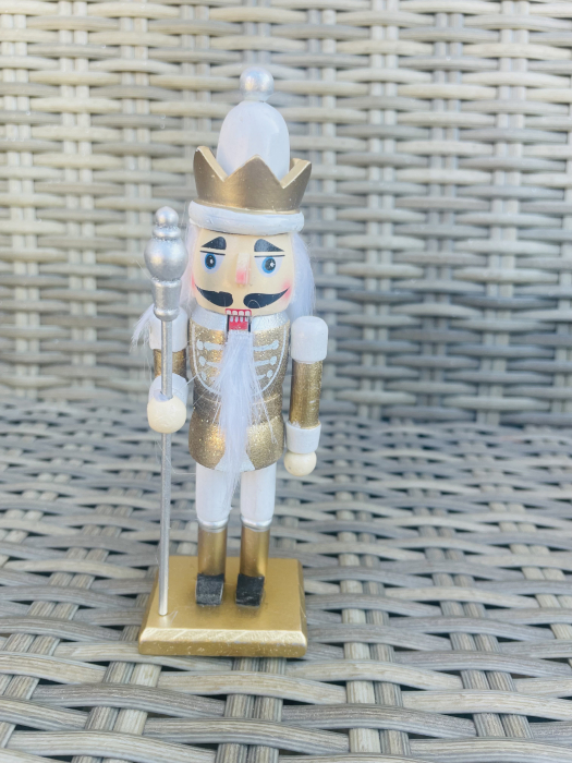 Spargator de nuci auriu [1]