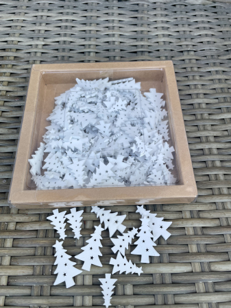 CRACIUN MAGIC - Cutie figurine brad de lemn albe, 160 buc