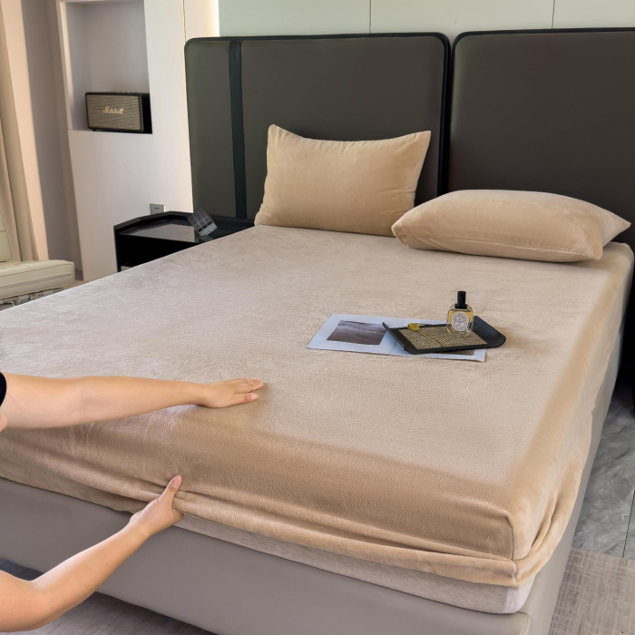 Set Lenjerie de Pat Catifea Velvet Nights 3 Piese Bej [6]