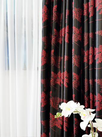 Draperie Blackout Negru Sidefat cu Crenguțe Roșii [4]