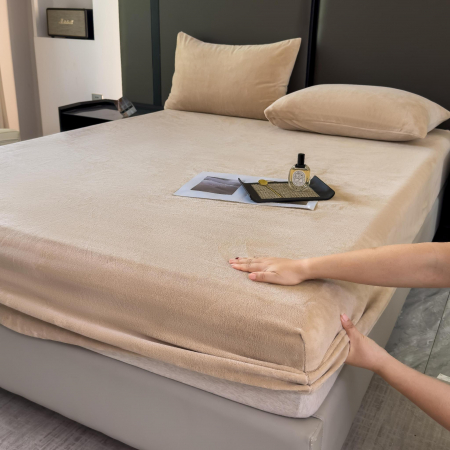 Set Lenjerie de Pat Catifea Velvet Nights 3 Piese Bej [7]